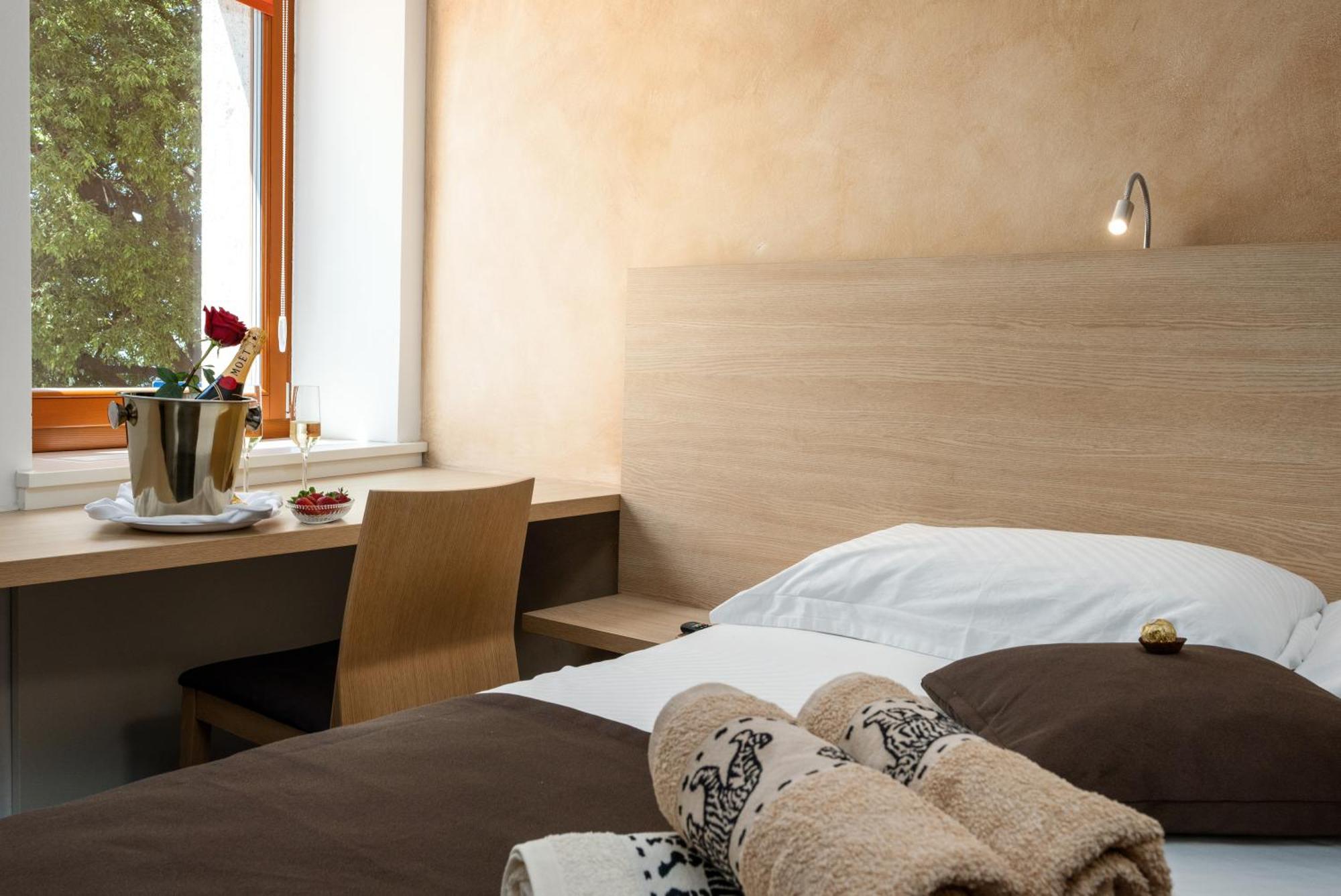 Boutique Wrungel Hotel เวอร์ซาร์ ภายนอก รูปภาพ
