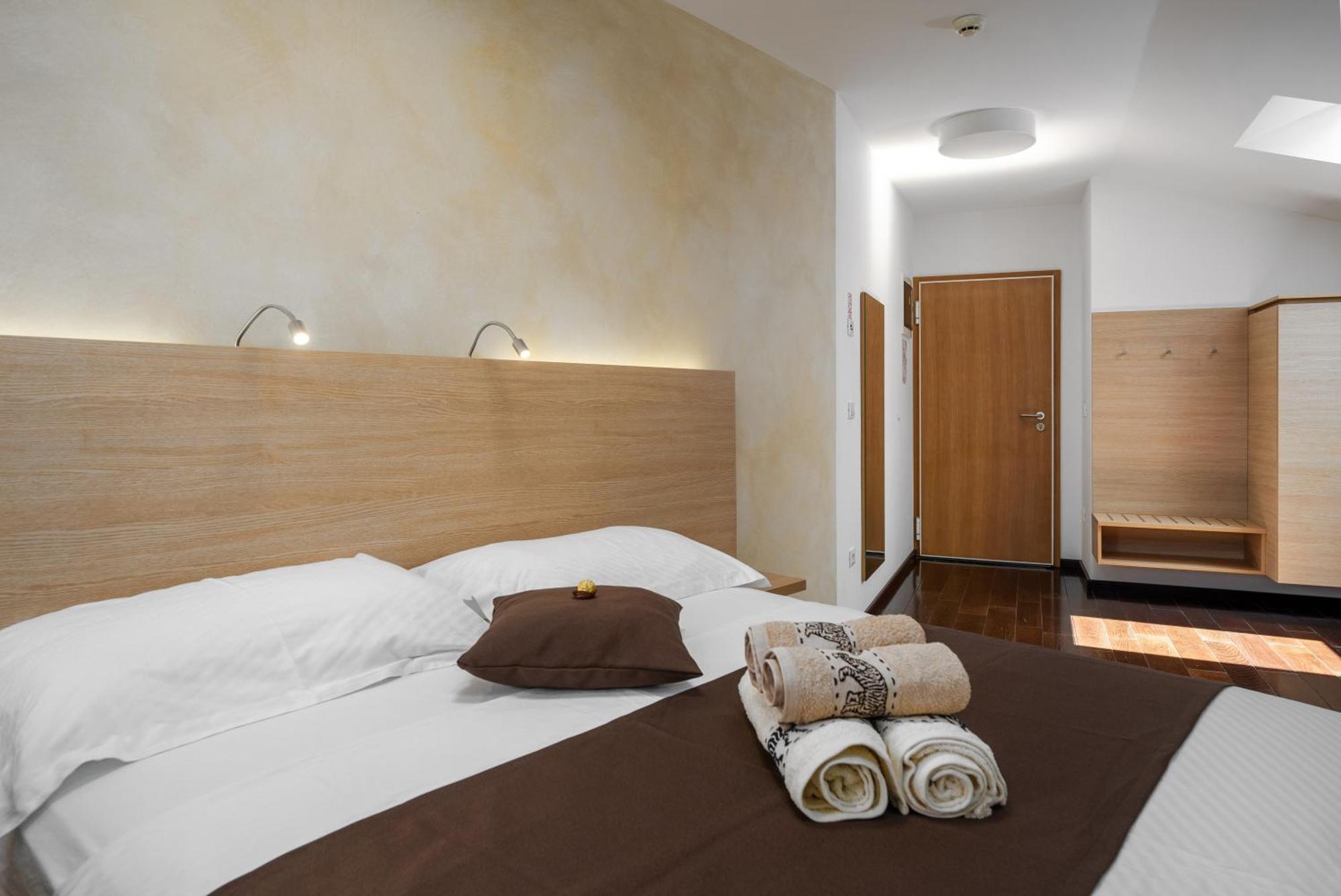 Boutique Wrungel Hotel เวอร์ซาร์ ภายนอก รูปภาพ