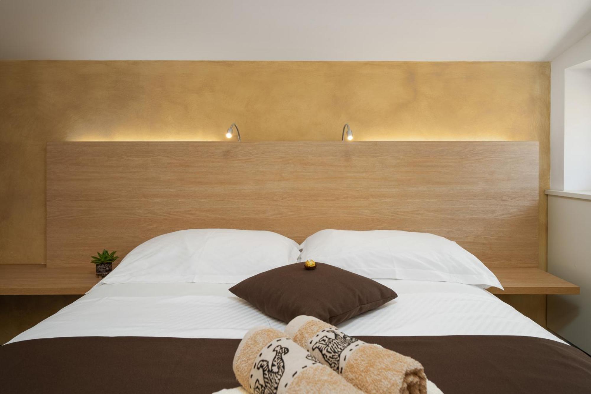 Boutique Wrungel Hotel เวอร์ซาร์ ภายนอก รูปภาพ